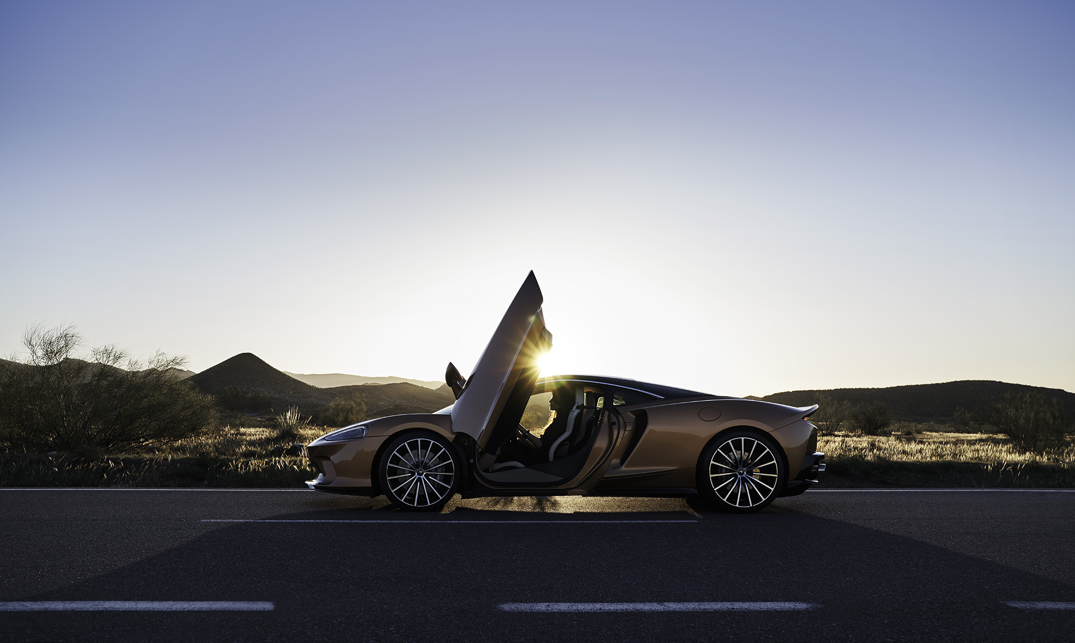 重庆尼依格罗酒店携手迈凯伦 探索奢华风尚之旅