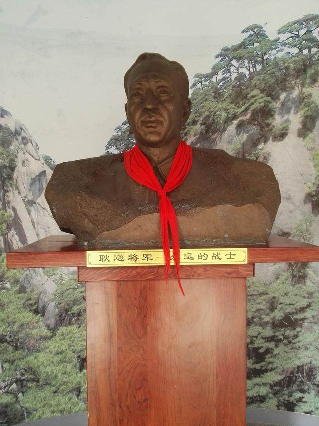 将军许世友找耿飚比武，被耿飚一口回绝：不用比，你打不过我