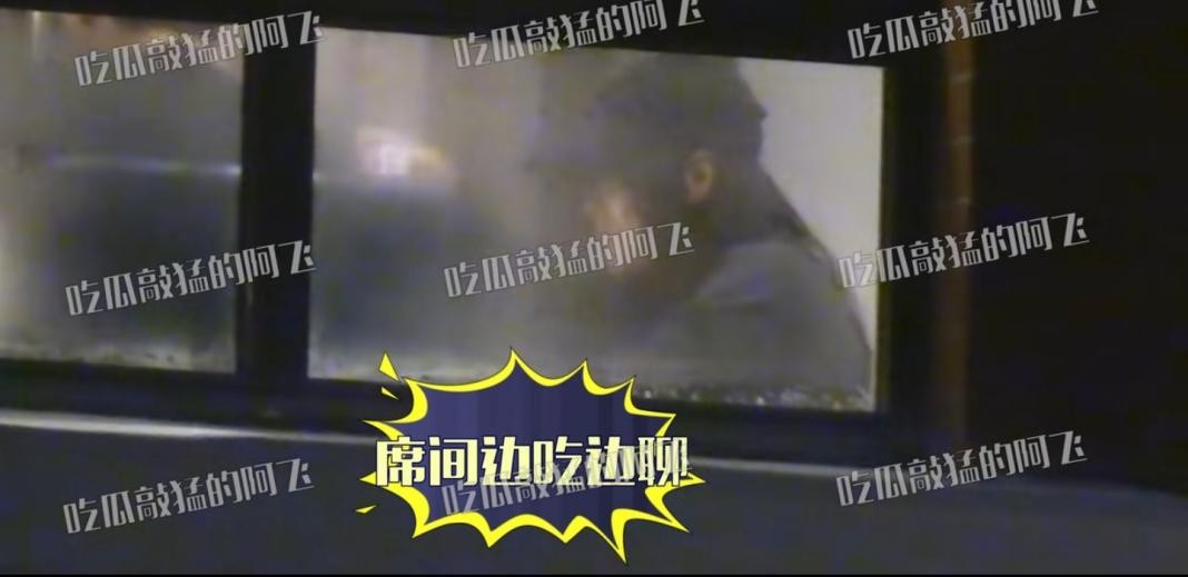 张靓颖与小5岁男友约会，朴素打扮超低调，席间挽手热聊显娇羞