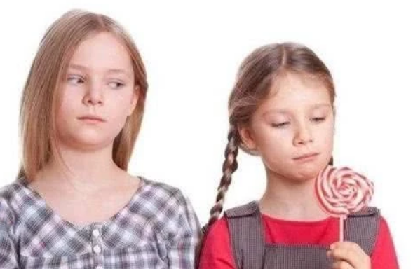 总吵着要告状的孩子，要小心妒忌心太强，见不得别人好要尽量避远