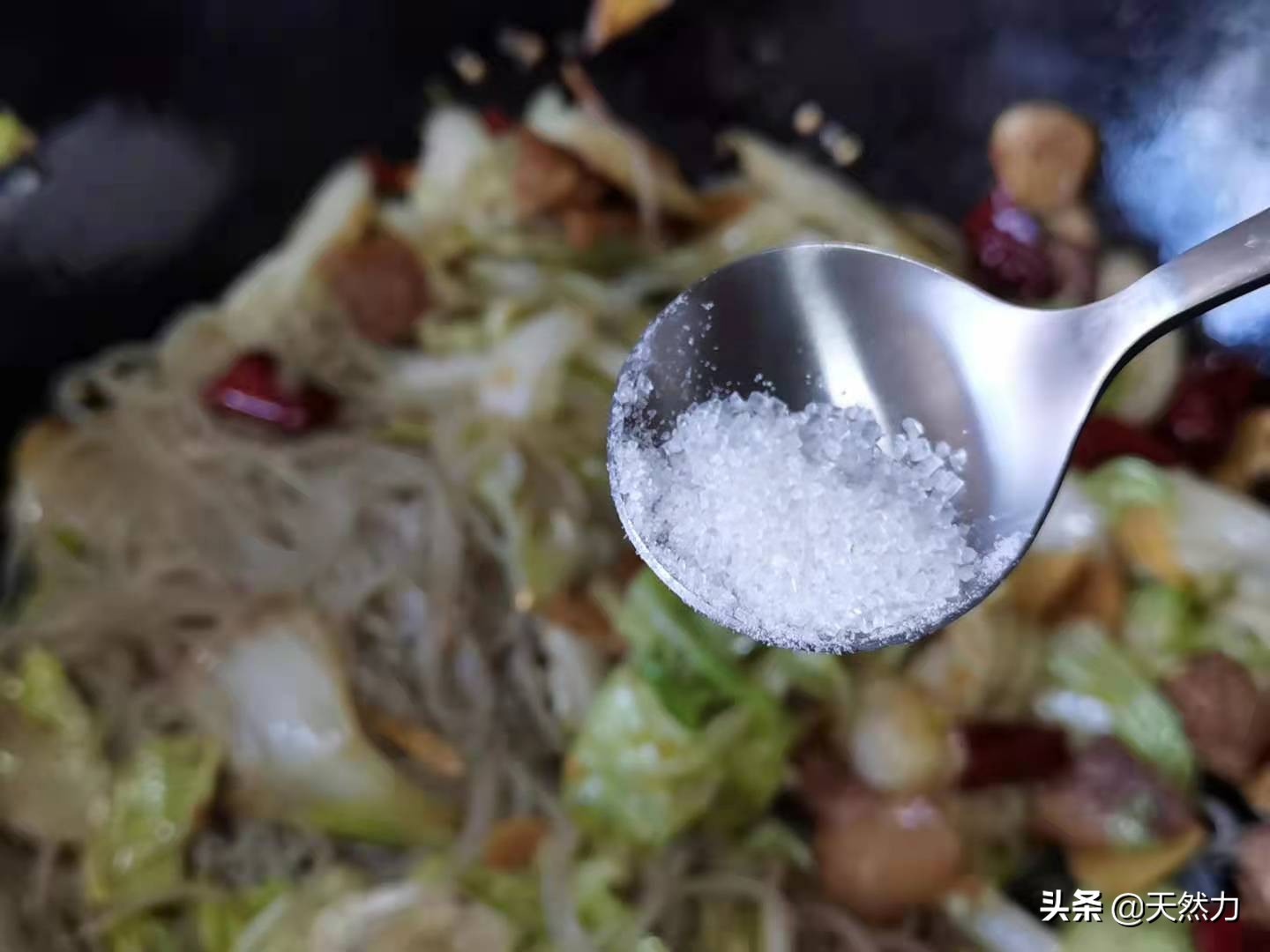 白菜猪肉炒粉条，酒店的做法，家常的味道，简直太美味了