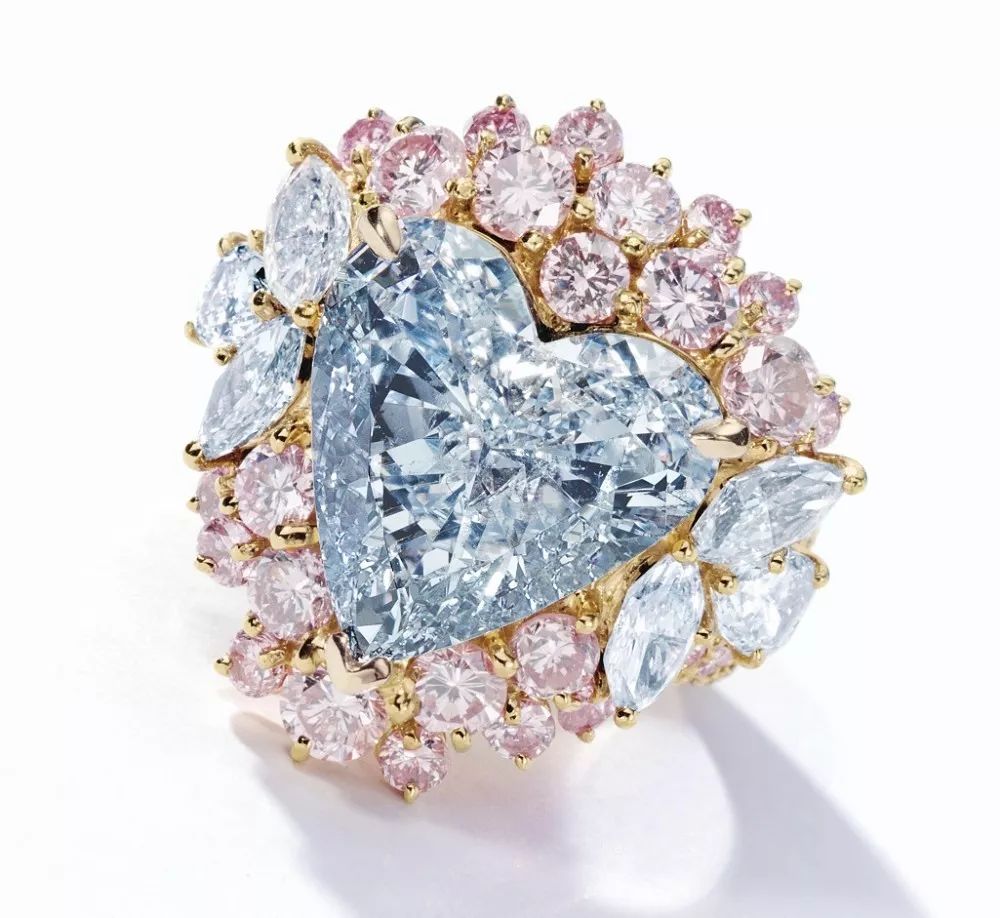 浪漫的心形钻石，不仅有白钻黄钻，还有樱花粉钻，冰雪蓝钻，迷人