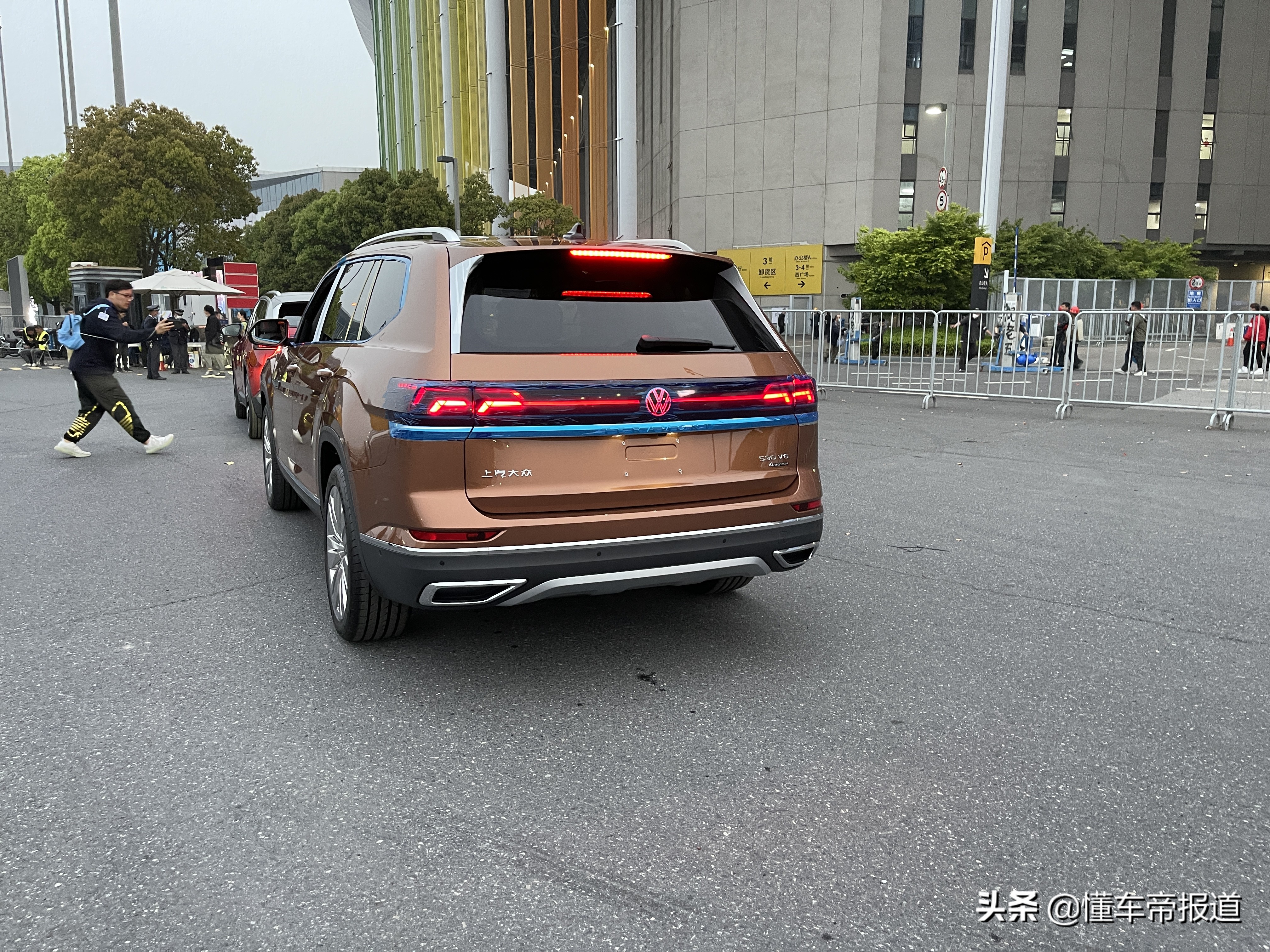 探馆 | 换装贯穿式尾灯组，大众新款途昂实车曝光，上海车展上市