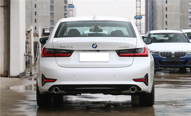 体验宝马3系320i 运动套装版，配2.0T＋8AT，空间够用，外观漂亮