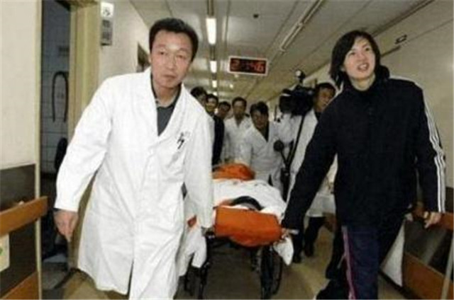 著名央视主持人，因推错门而坠楼身亡，却只获赔了38万