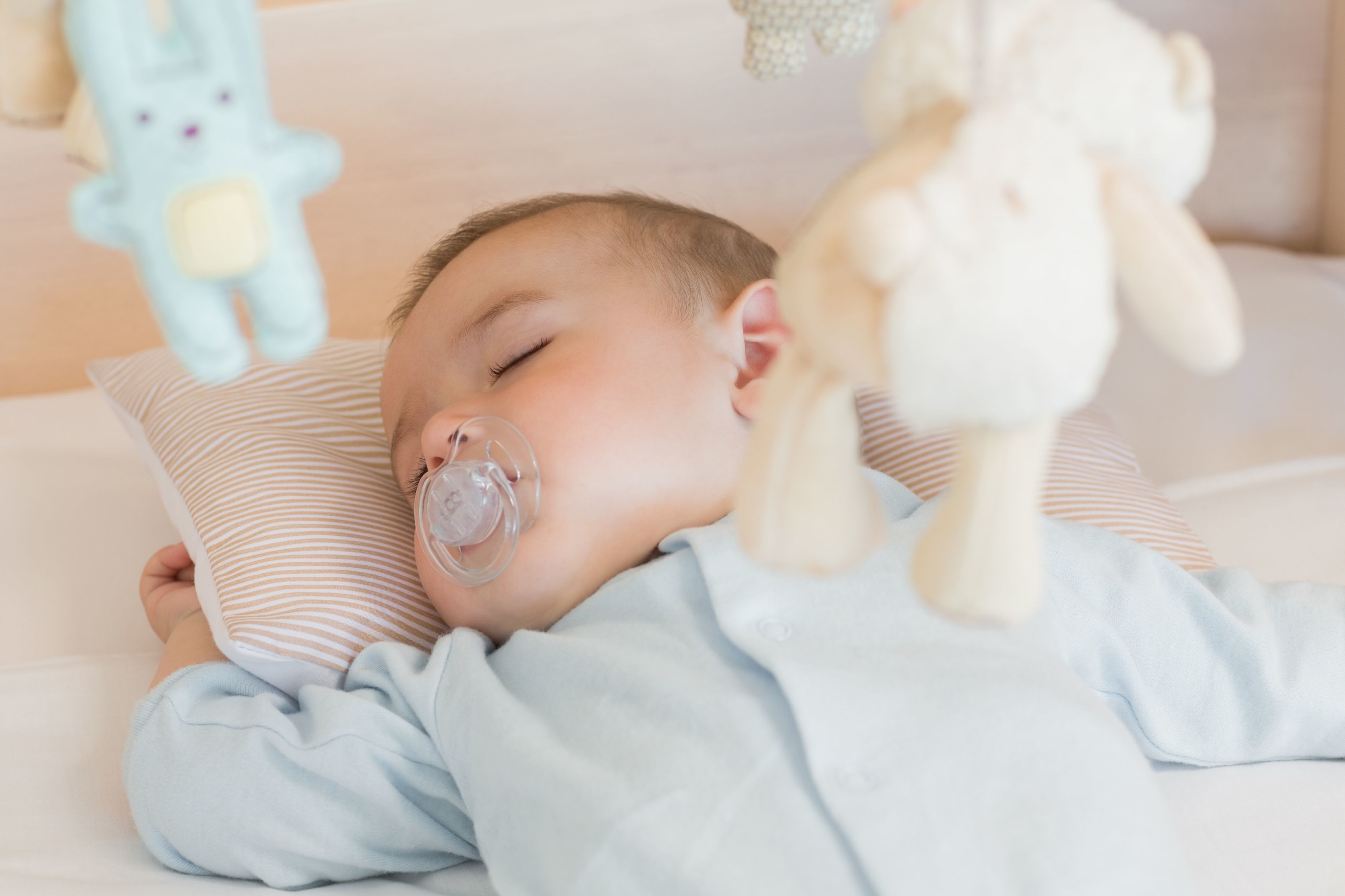 有几种睡姿,不适合新生儿,可能会让娃头骨变形,别等定型才后悔