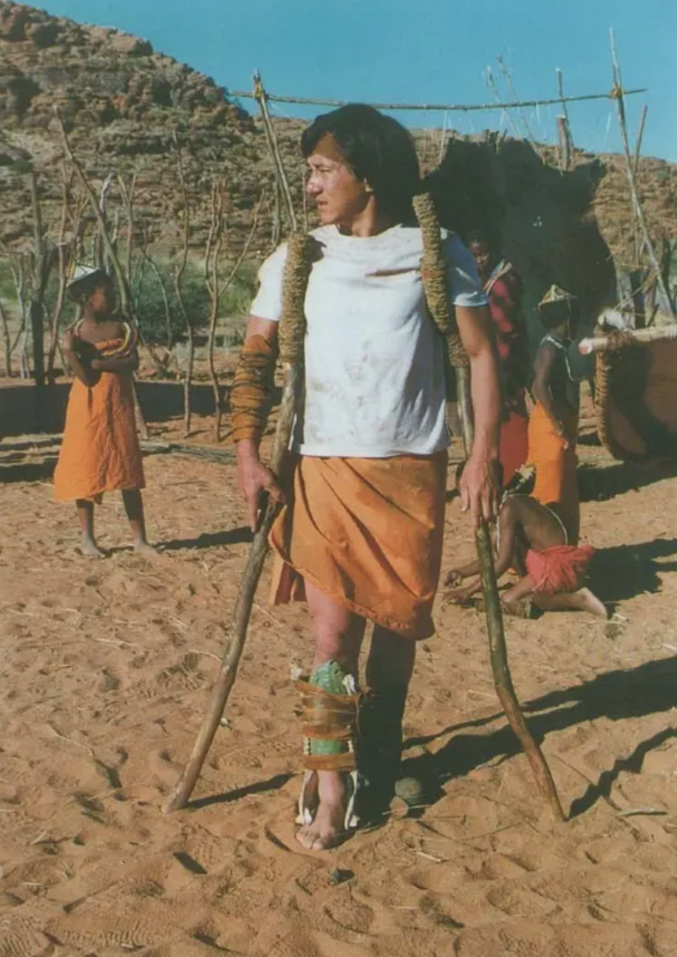 23年前，成龙为悼念恩师从21楼纵身一跃，跳出世界纪录震惊好莱坞