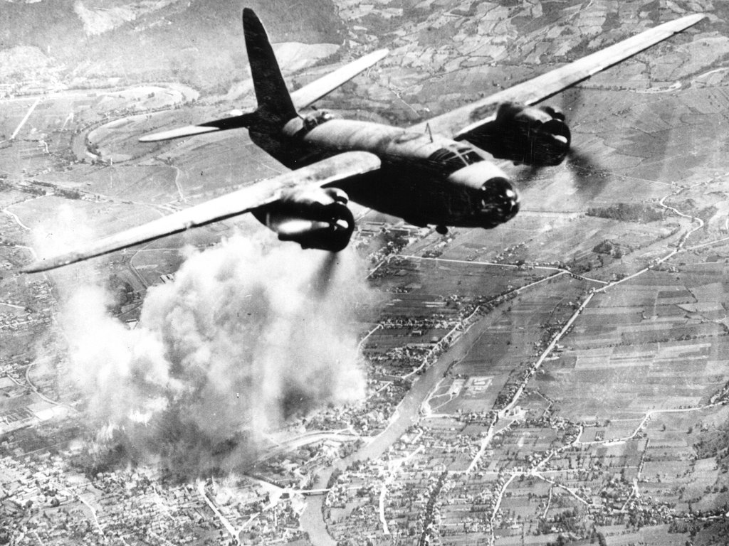 志愿军八发炮弹击落美军上将之子驾驶的B-26轰炸机 令其尸骨无存