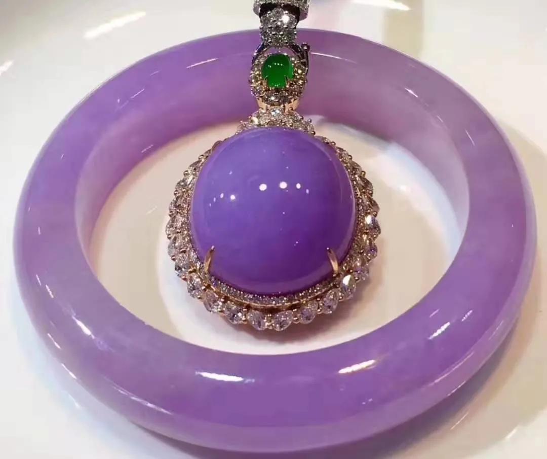 为什么紫色翡翠在灯光下颜色都比较浓,而在自然光下颜色却偏淡?