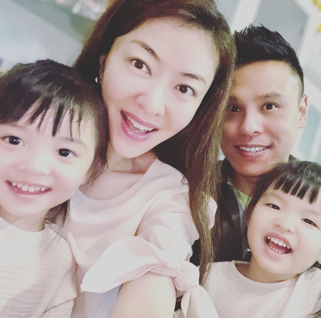 郭可颂晒全家福为熊黛林庆生，双胞胎女儿可爱出镜，夫妻甜蜜依偎