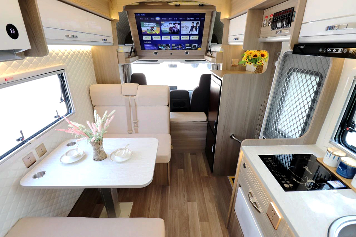 纵置子母床全新布局，大空间实现6人休息，新飞H300尊享版房车