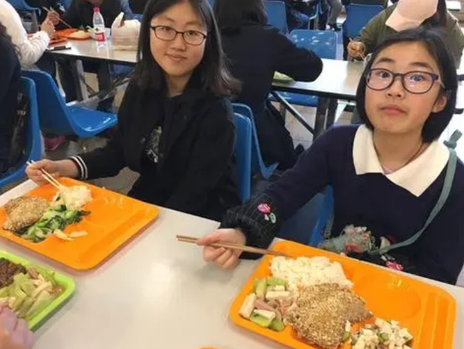 校长站垃圾桶旁吃学生剩菜，引起众人热议，是作秀还是以身作则