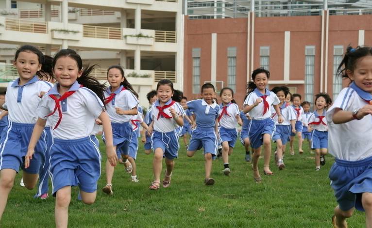 义务教育不是免费的吗？家长质疑学校乱收费，晒收费单引网友热议