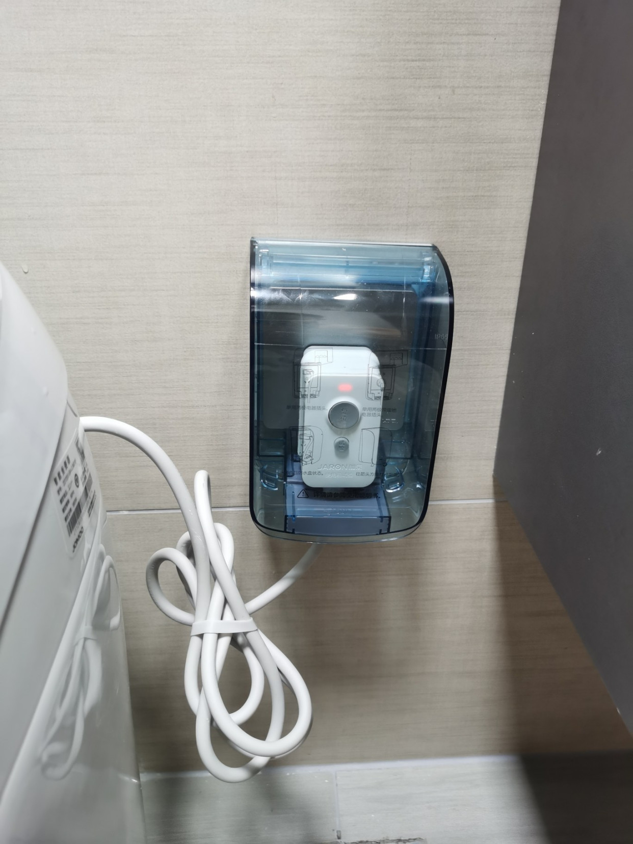 同样是小卫生间，看看人家的马桶边布置，干净利落、清清爽爽