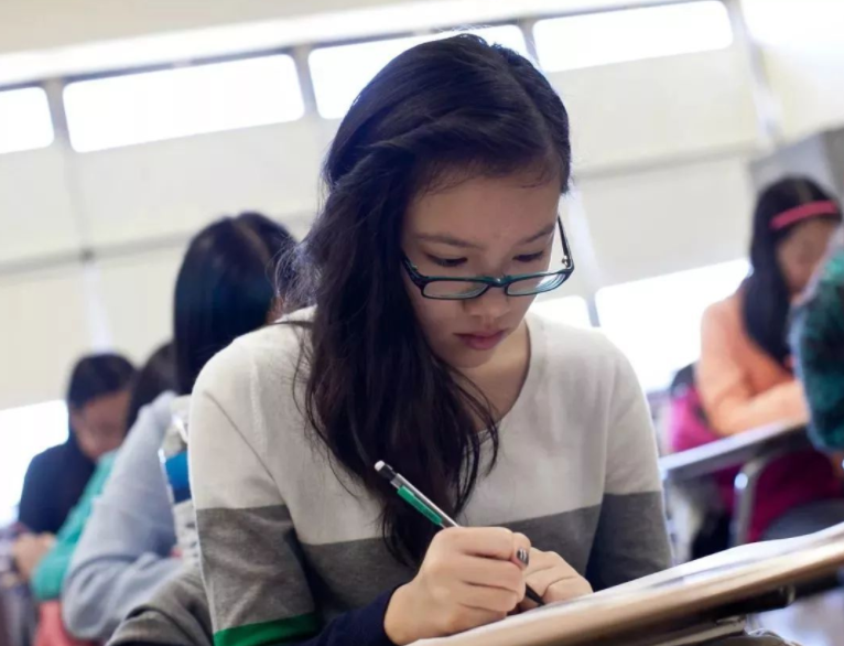 学校规定大一不允许报考英语四六级，新生困惑不已，老师道出缘由