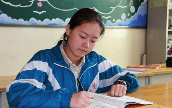 衡水学生演讲“惹怒众人”，对普通人恶意满满，网友：三观不正