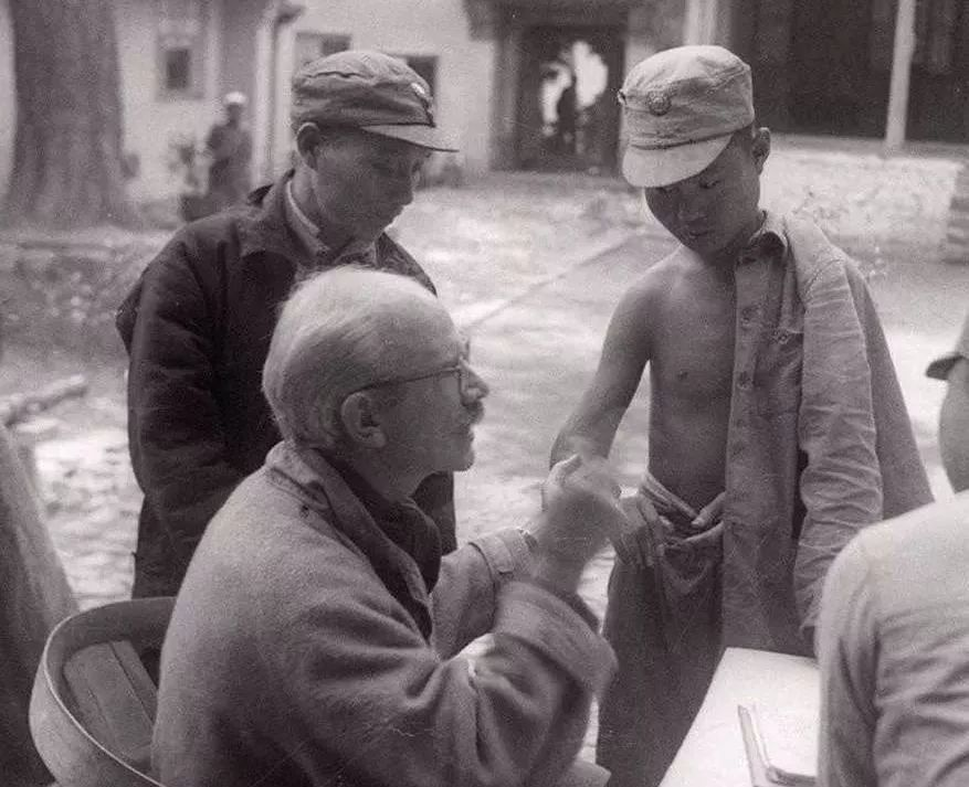 妇产科主任金茂岳为江青接生，毛主席叮嘱道：不需要对她特殊照顾