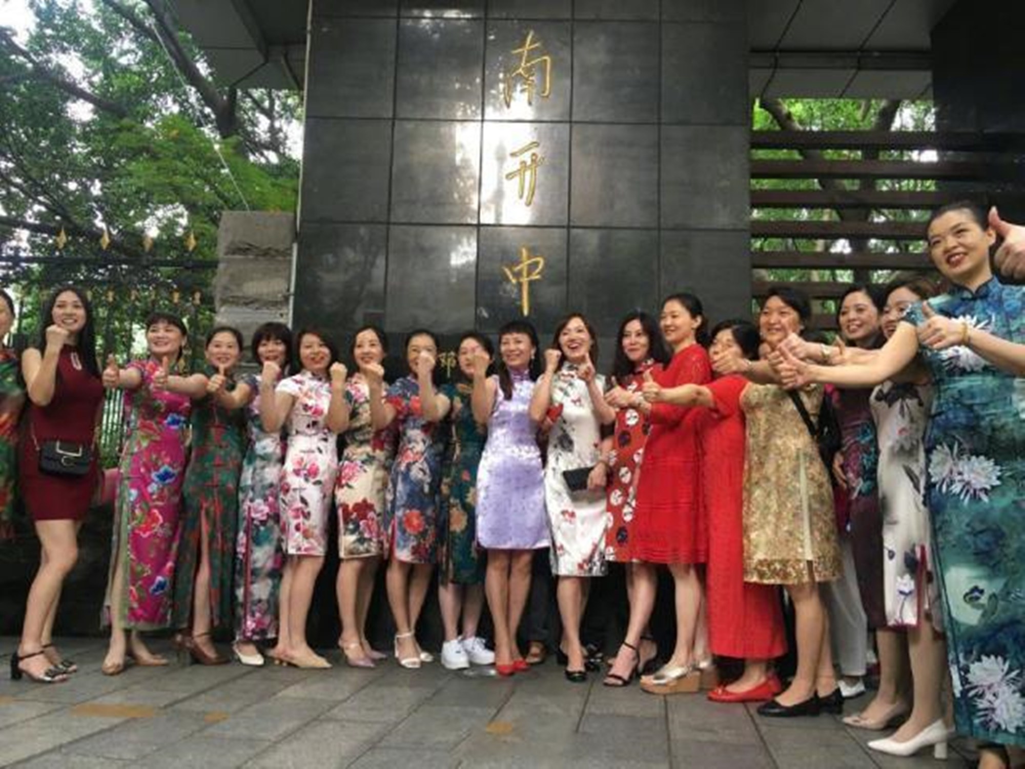 高考在即，家长花样陪考仪式感十足，妈妈被“旗袍猛男”艳压了