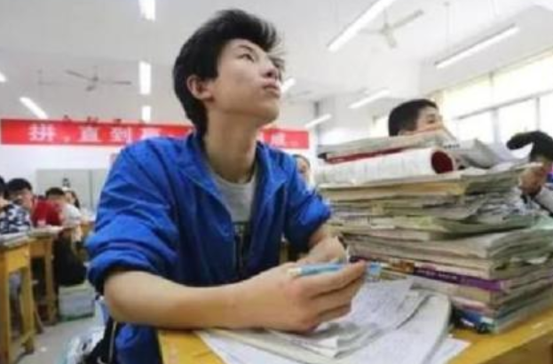 “高考700分和现金700万，你会选哪个？”00后大学生答案出奇一致