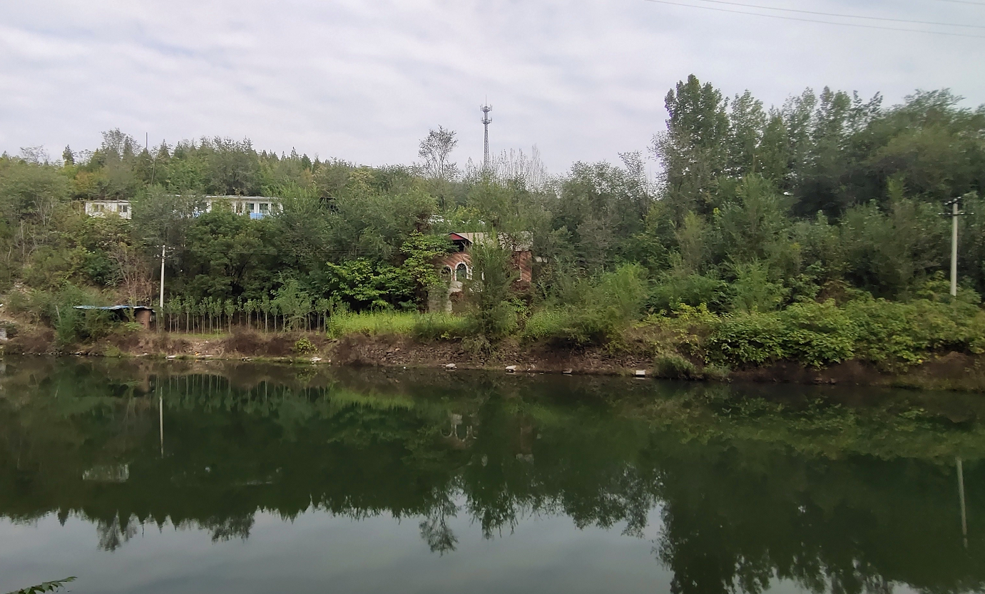 河北石家庄北部山区300亩农庄对外低价流转，水库旁有房子果园