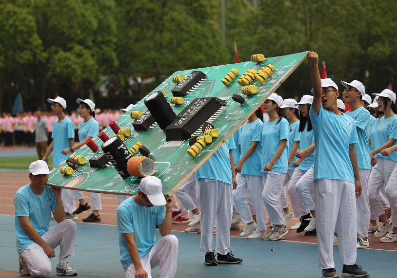 青岛大学“举牌美女”火了，运动会大放异彩，如同行走的招生简章