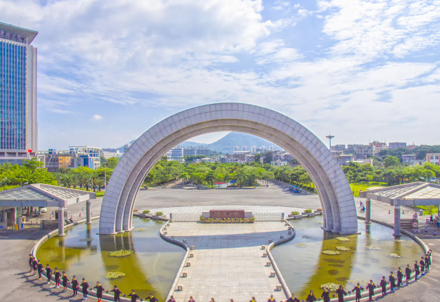 国立华侨大学有两个校区,一个在泉州以文科为主,厦门的为理工科校区.