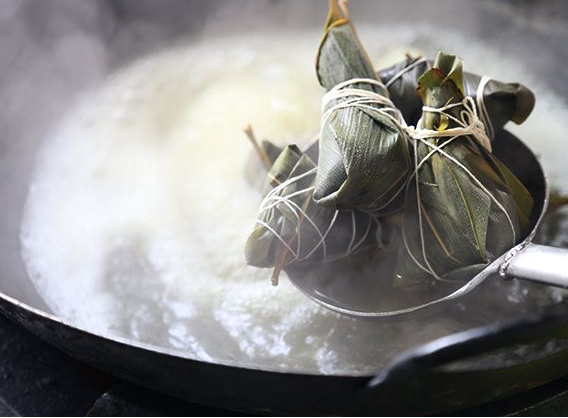 粽子是煮熟好还是蒸熟好？这都不明白，20多年的粽子白吃了