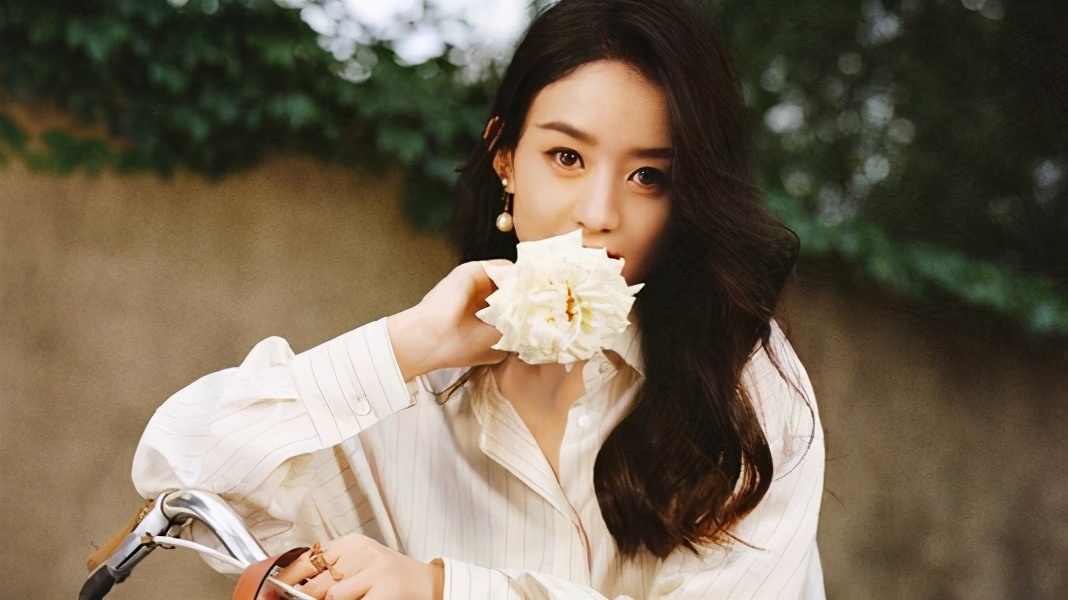 没背景学历低，喝水都被骂，赵丽颖出道14年怎么“熬”过来的