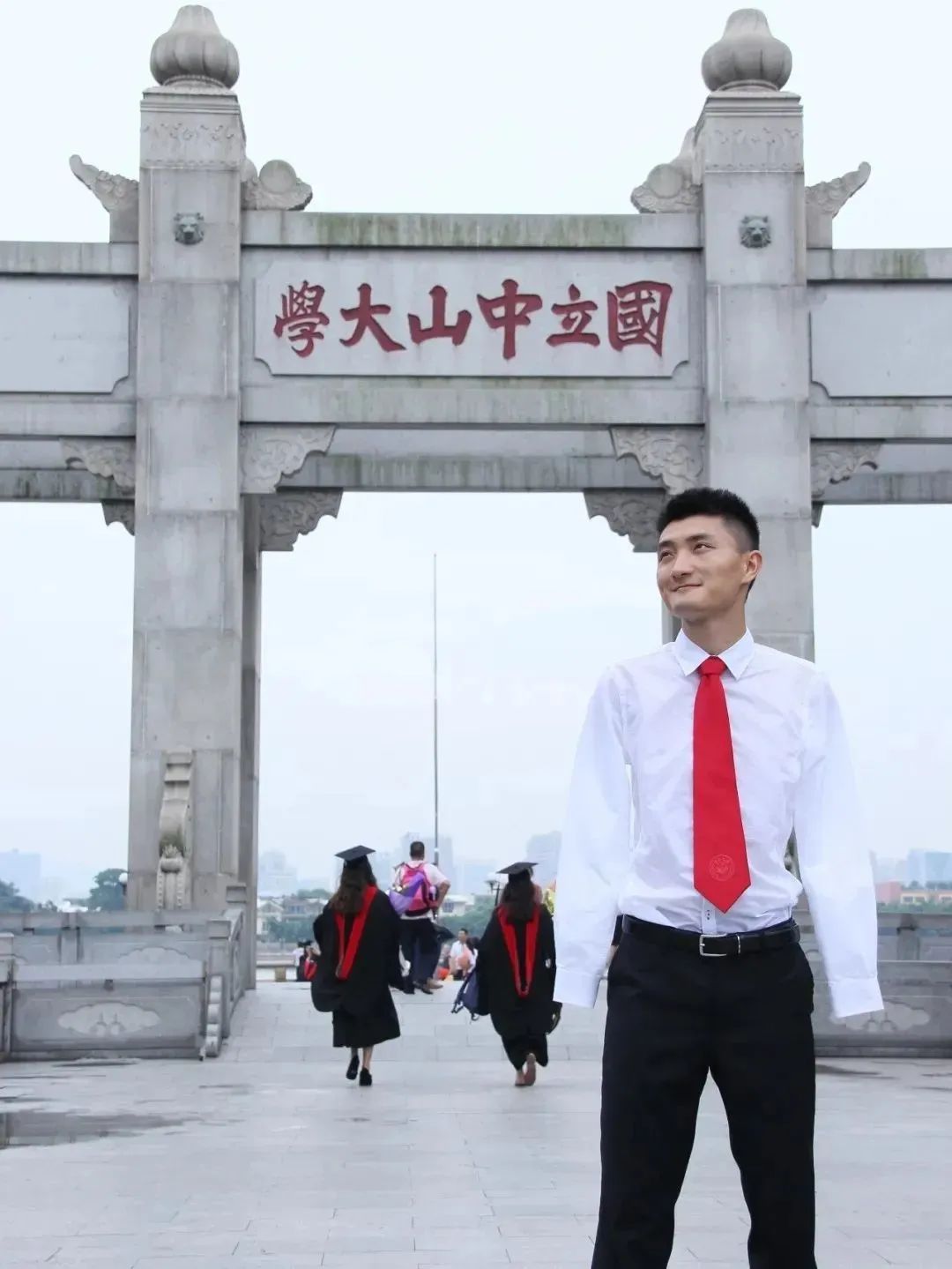 无臂学霸杨孟衡：用脚写字考出文科状元，寒门贵子的开挂人生