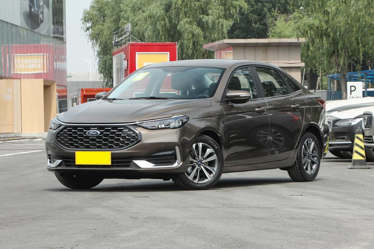 油耗5.7l的合资三厢车,全系自动挡,才9.08万起,实拍福特福睿斯