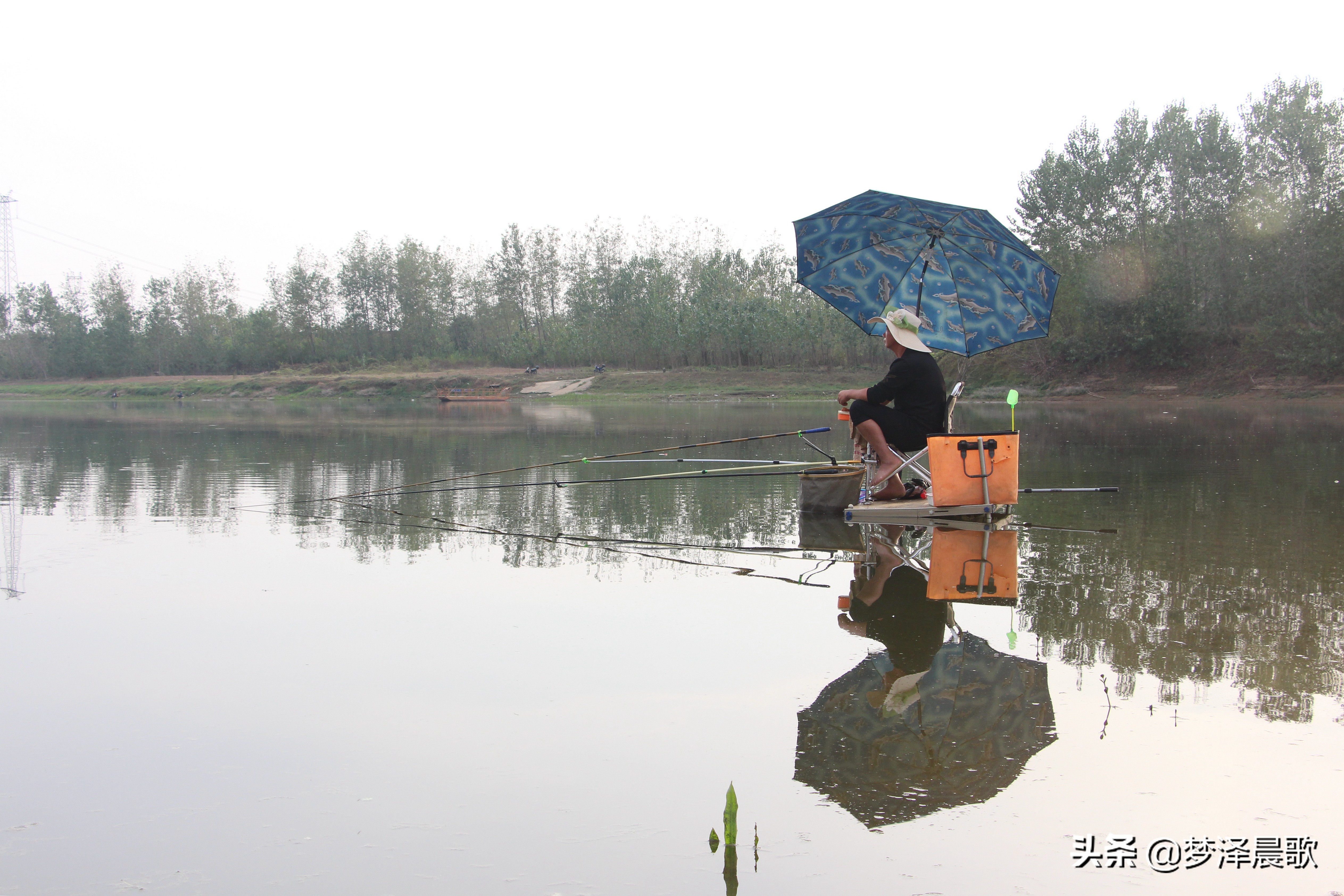 河中独钓乐悠悠，不负秋日好时光