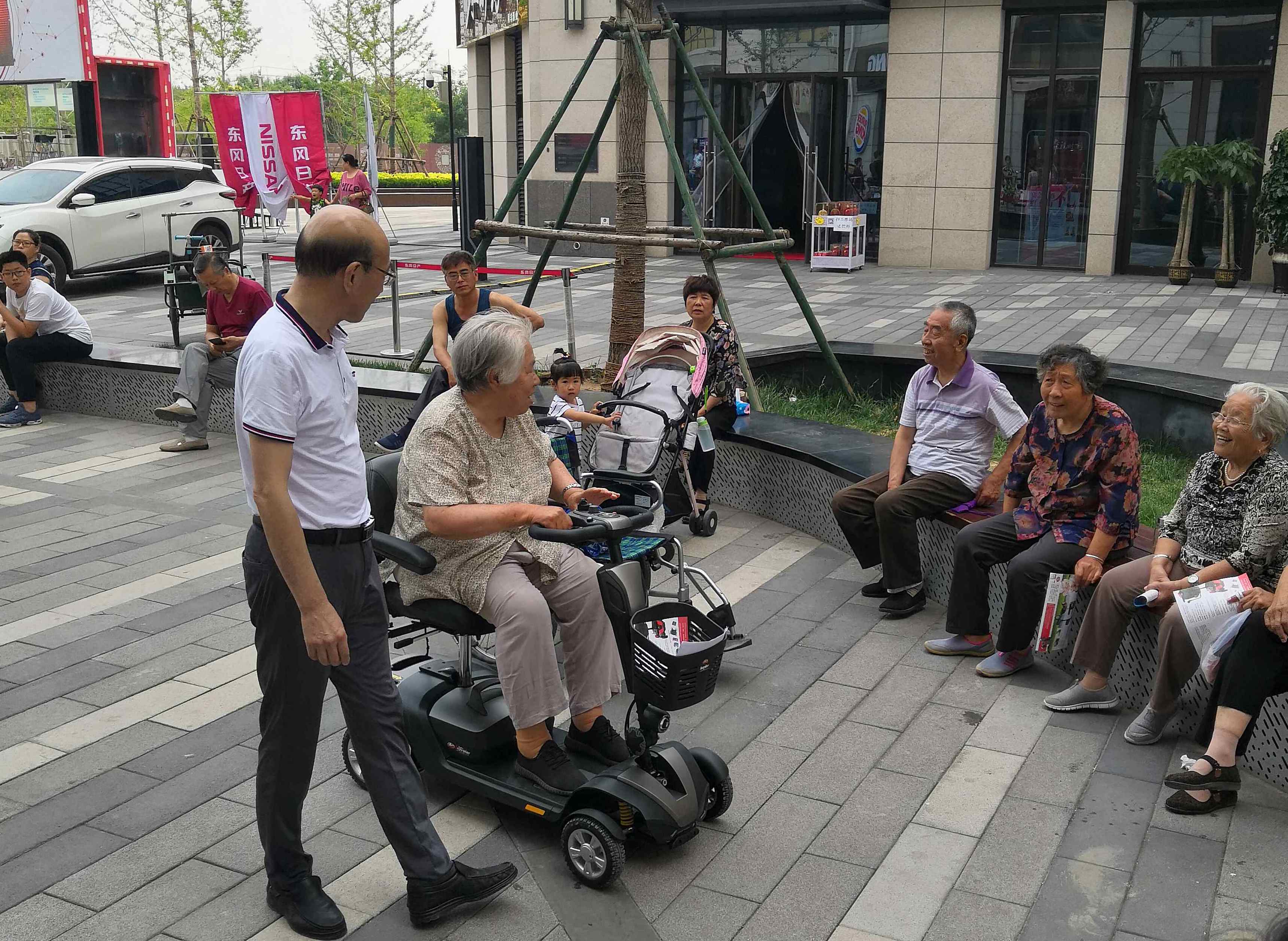 为什么老年人需要老年代步车?