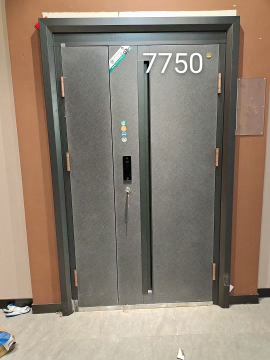 买防盗门装指纹锁，不要选择这样的，后期更换麻烦，使用成本高