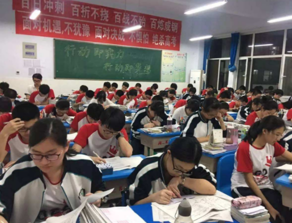 衡水学生演讲“惹怒众人”，对普通人恶意满满，网友：三观不正