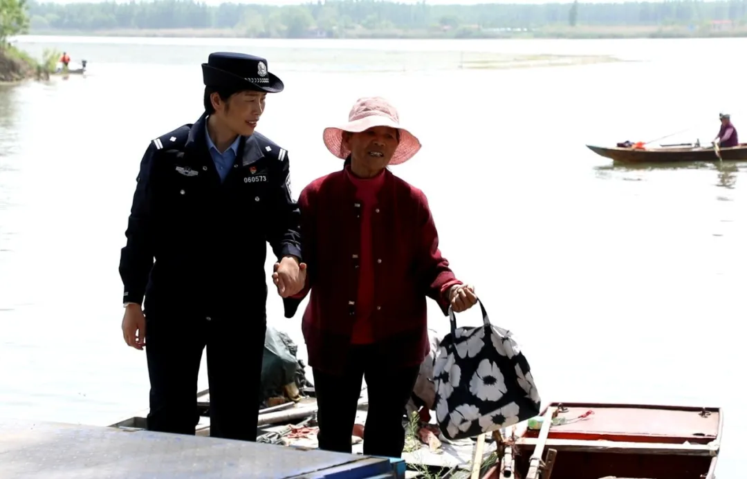 微山县公安局夏镇第一派出所指导员李霞:湖区警花别样红