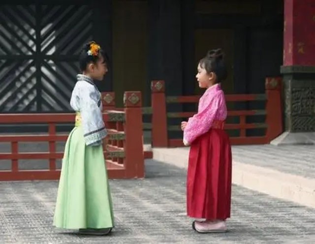 大小姐嫁书生病逝，二小姐与他再婚也去世，岳父：三女儿再嫁给你