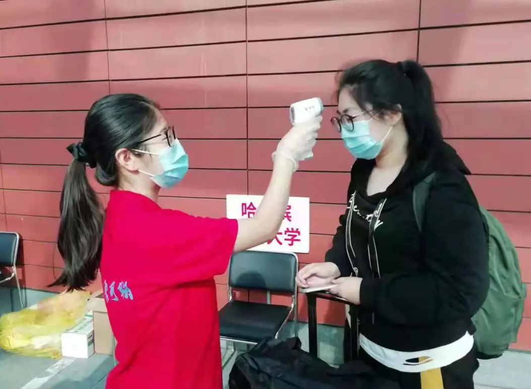 大一新生开学日，男生身穿“女仆装”漫步校园，造型奇葩难以理解