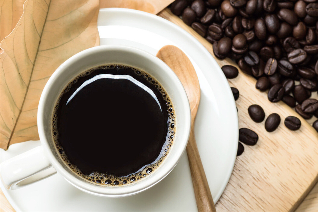 同样是咖啡，“白咖啡”和“黑咖啡”啥区别？减肥不能喝哪种？