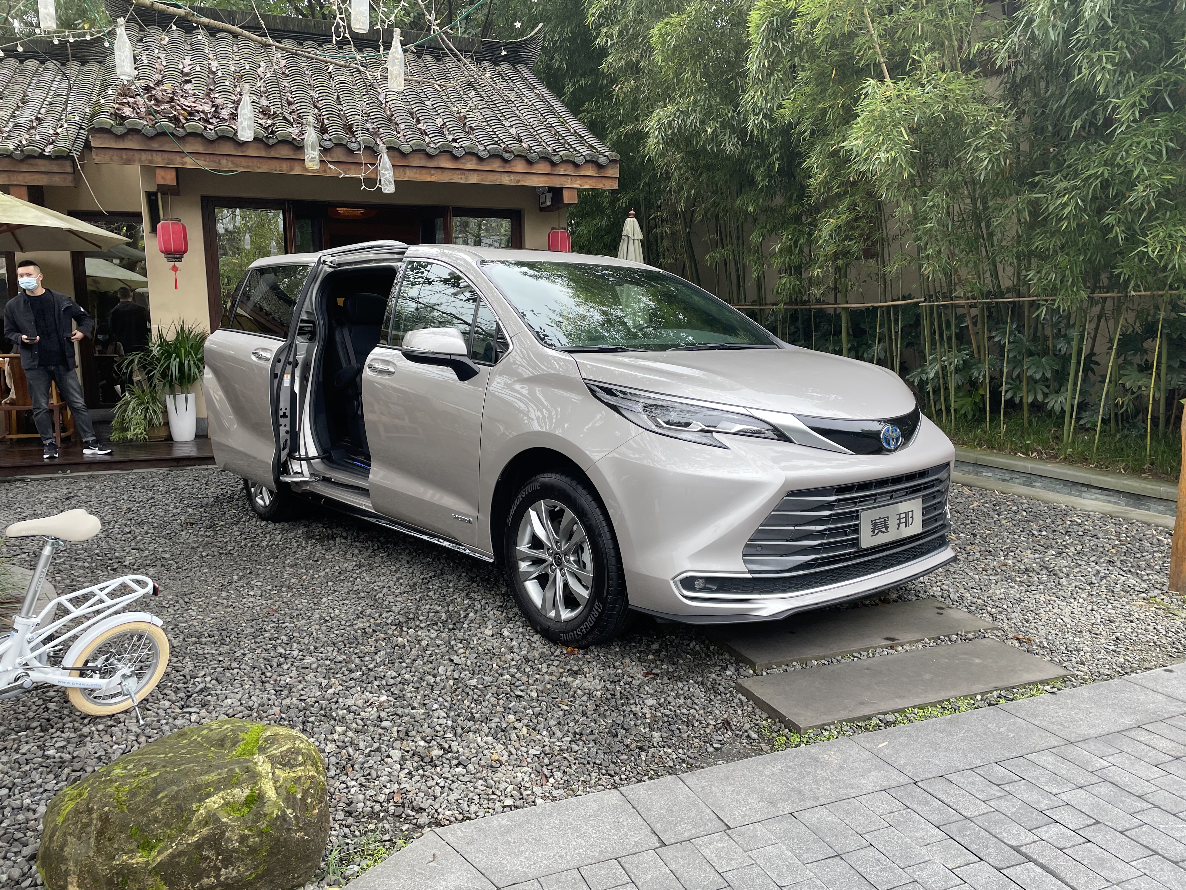 静态体验广丰赛那:多项指标同级领先,奶爸神车做实了
