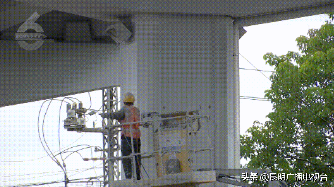 “就像下雨一样”高速喷漆 下层车辆被喷花