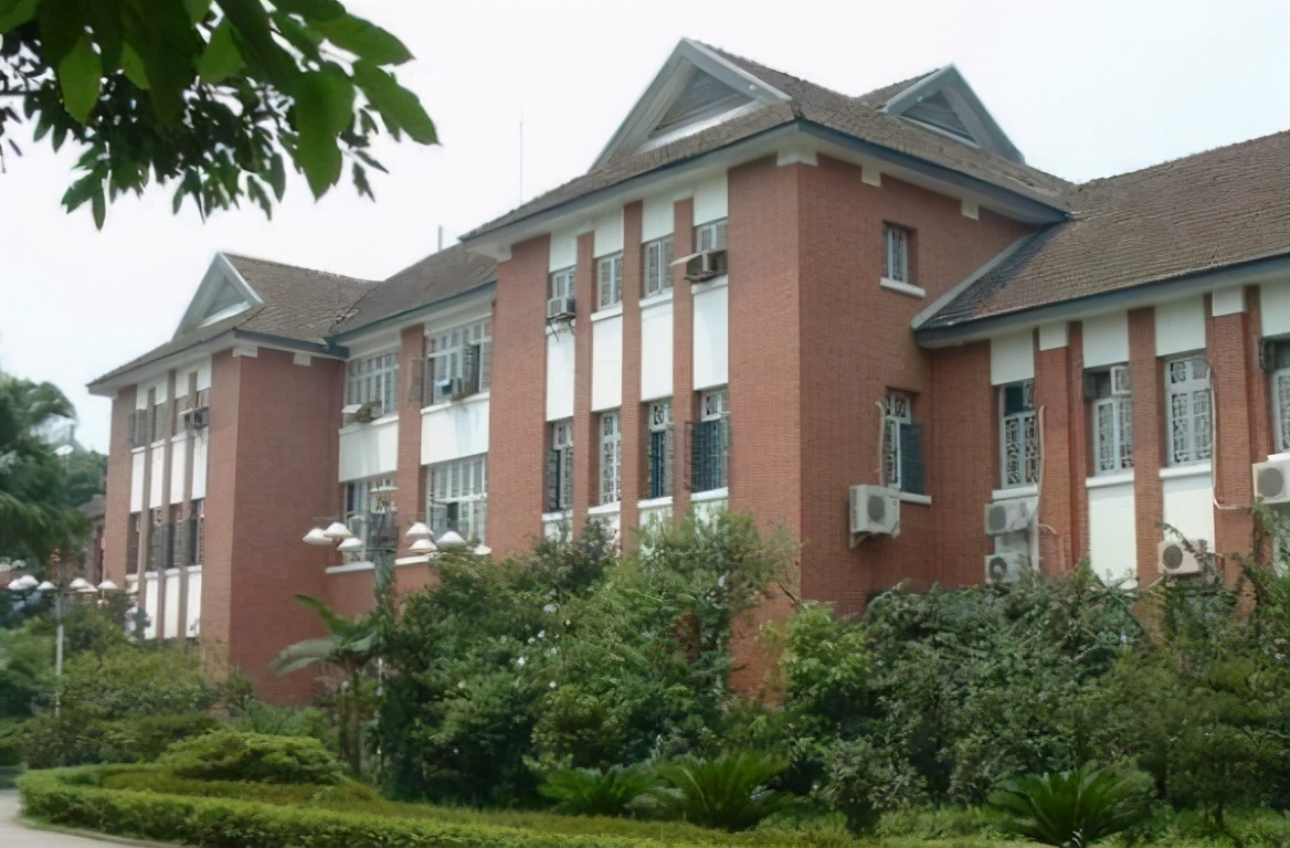 我国这所大学合并后很成功，如今成了985名校，很多人却不看好