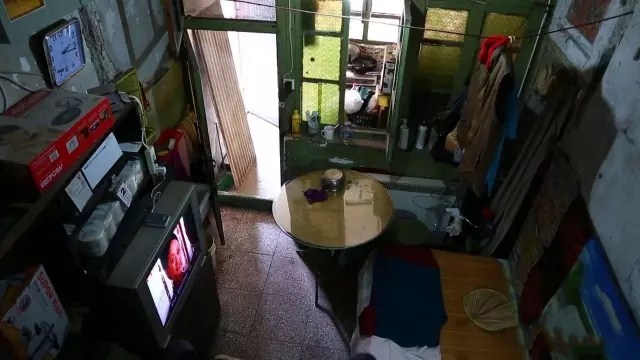 北京胡同18m²老房，24小时开灯生活，父亲睡在女儿女婿上铺