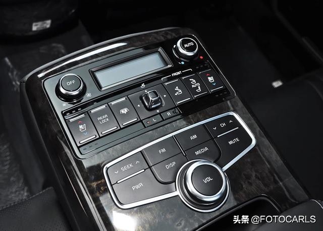 售价70万勇气过人，起亚K9 3.8L V6实拍，玩高配置却吃力不讨好