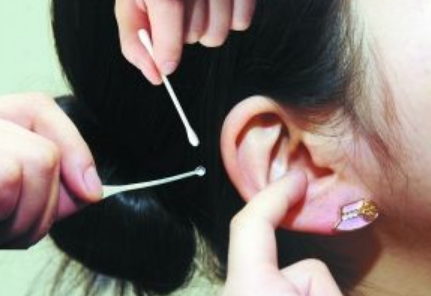 为什么你的耳朵常会发痒？医生：可能暗示这6个问题，千万别忽视