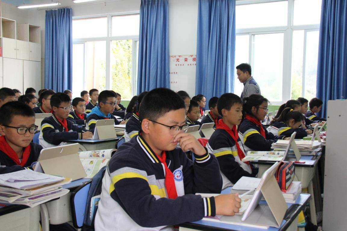 家庭教育VS学校教育，哪一个对学生更负责，看二者如何巅峰对决