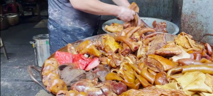 武汉传奇卤菜馆，30年无菜单不定价，价钱随便老板说，嫌贵就别来