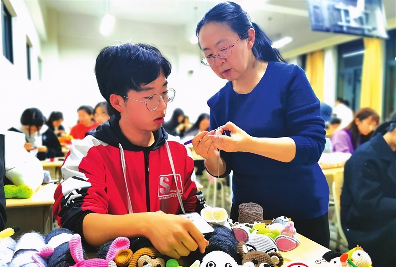西北师范大学搞“毛线课”，众多学生纷纷报名，学生：没啥事玩呗