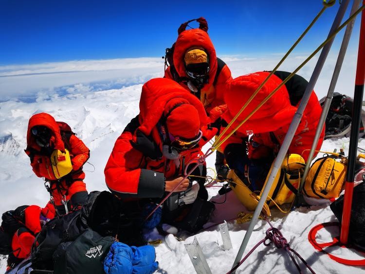 珠穆朗玛峰登顶这么难，为啥不用直升飞机降落珠峰？