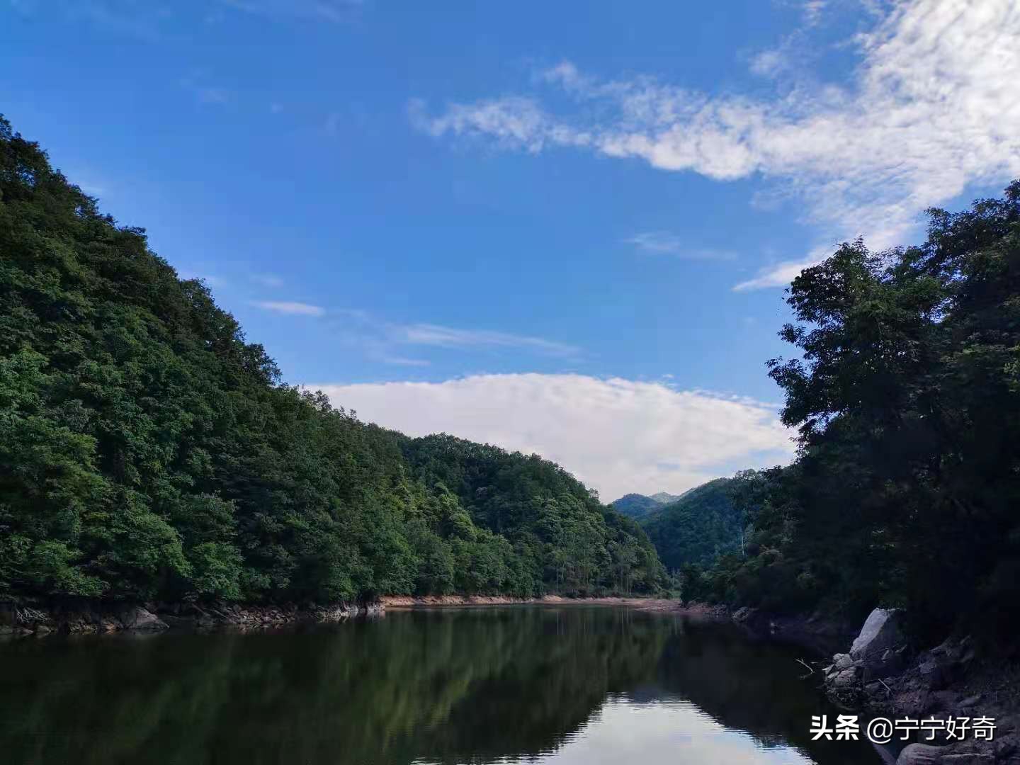 没有机械设备，靠肩膀抬大石，这三个大队如何建起这座壮观水库？