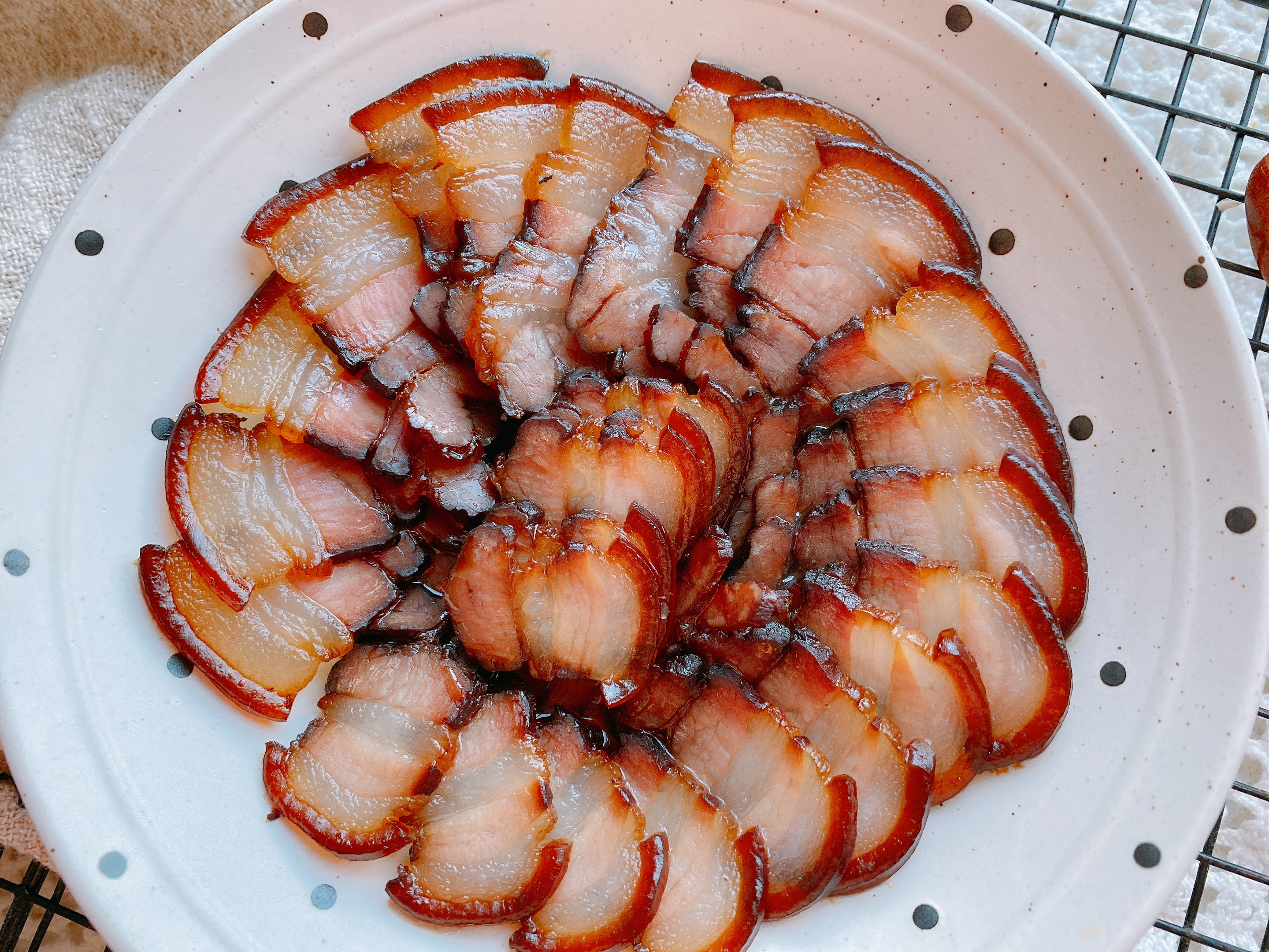 腊肉对于云贵川地区那般常见,是很多70后80后小时候最喜欢的一种美食